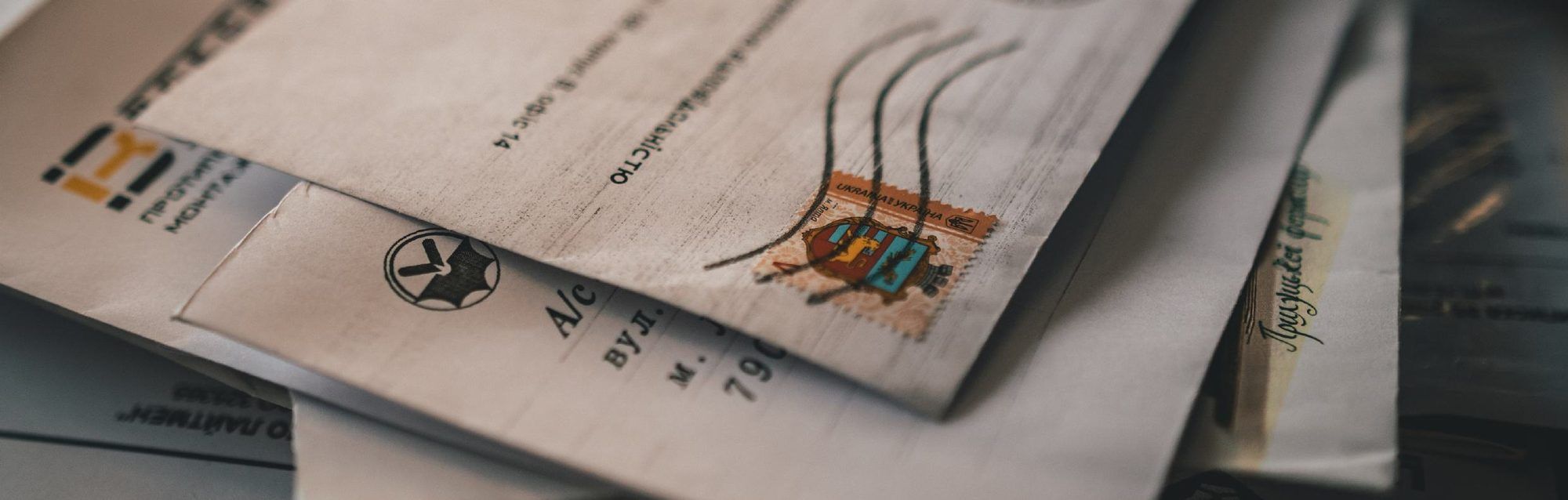 Ein Stapel alter Briefumschläge mit Briefmarken und Poststempeln