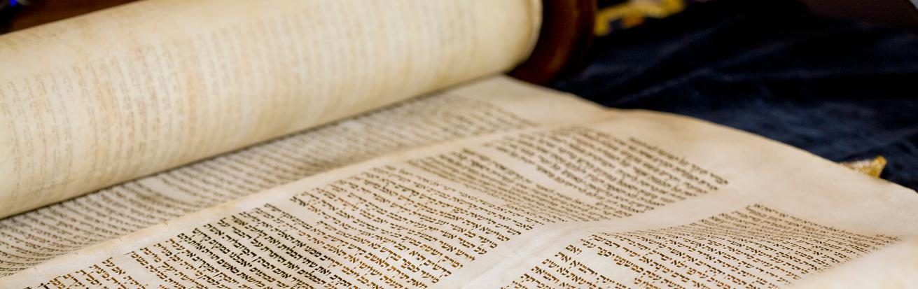 Aufgerollte Schriftrolle mit hebräischem Text