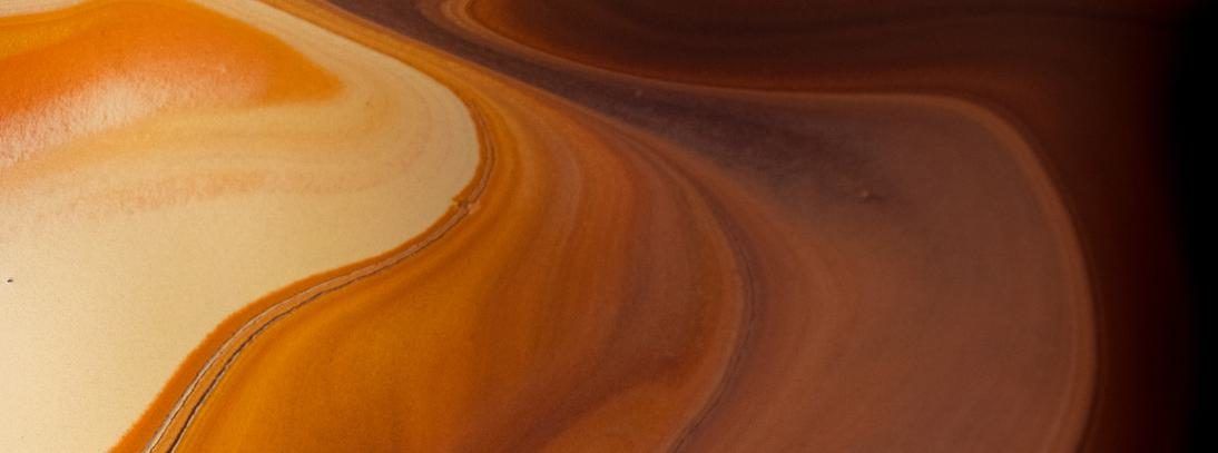 Geschwungene Gesteinsschichten in Beige-, Orange- und Brauntönen